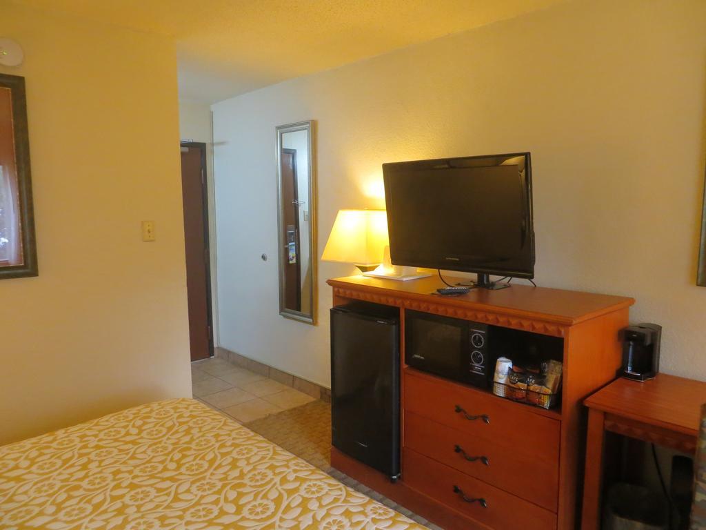 Days Inn Austin Crossroads Экстерьер фото