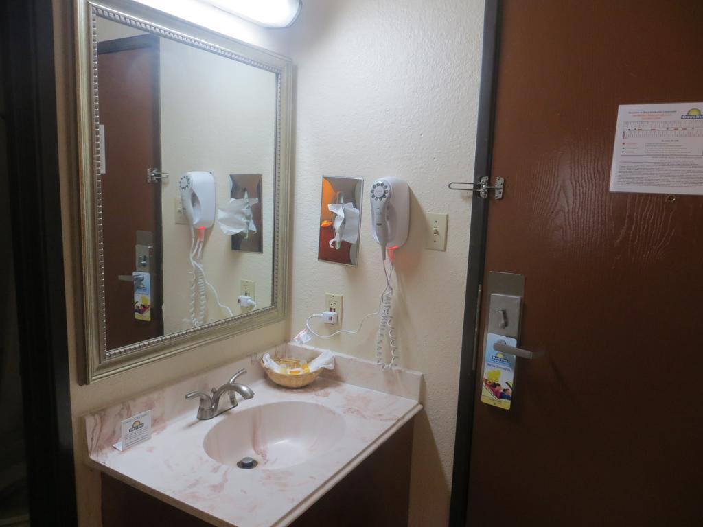 Days Inn Austin Crossroads Экстерьер фото