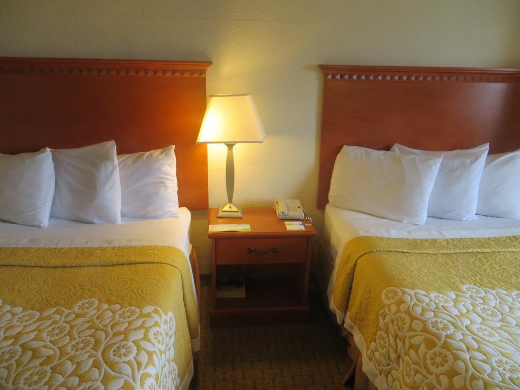 Days Inn Austin Crossroads Экстерьер фото