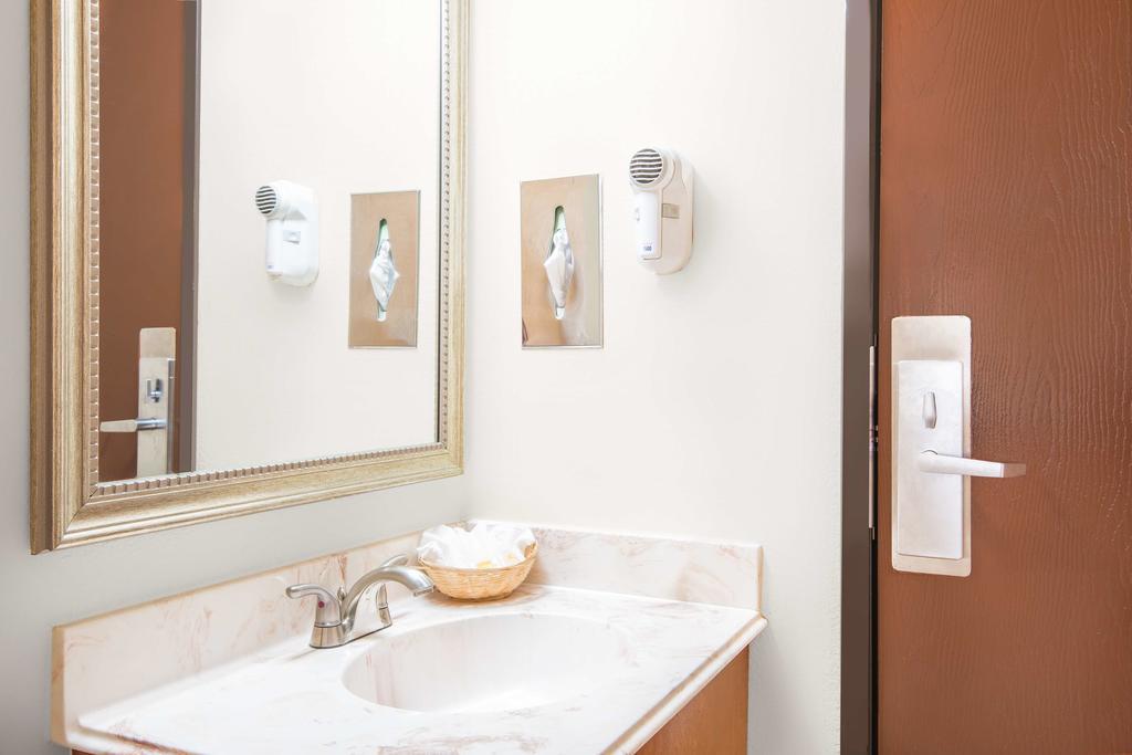 Days Inn Austin Crossroads Экстерьер фото